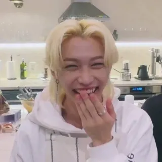 🤭 Felix kpop, stray kids, felix, idol, singer, blonde hair telegram sticker