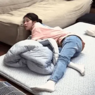 😪 dormir, personne, détente, intérieur, lit, couverture telegram sticker