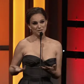 🍄 Natalie Portman atriz, celebridade, evento, discurso, vestido preto, microfone telegram sticker