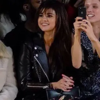 👜 Selena Gomez Selena Gomez, actriz, cantante, celebridad, moda, chaqueta de cuero telegram sticker