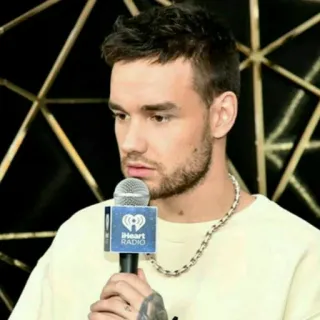 🥀 Liam Payne iHeart RADIO cantante, One Direction, micrófono, iHeartRadio, celebridad, entrevista telegram sticker