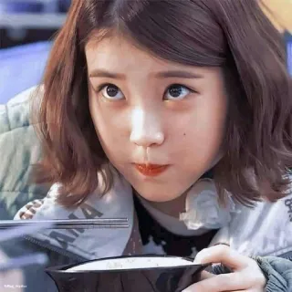 😋 IU attrice coreana, mangiare, donna asiatica, IU, K-pop telegram sticker