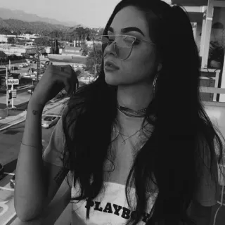 🥀 femme, lunettes de soleil, portrait, bijoux, extérieur whatsapp sticker