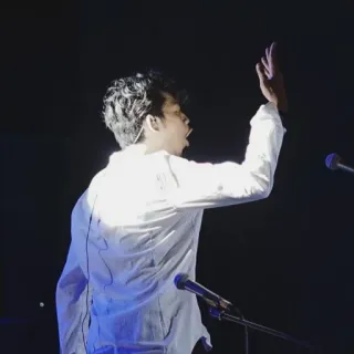 😲 uomo, cantante, performance, microfono, palco, concerto, musica whatsapp sticker