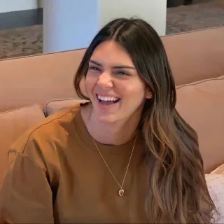 😂 Kendall Jenner celebrità, modella, sorridente, collana telegram sticker