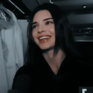 📞 Kendall Jenner Modelo, Celebridad, Persona, Retrato, Mujer, Morena, Sonriendo telegram sticker