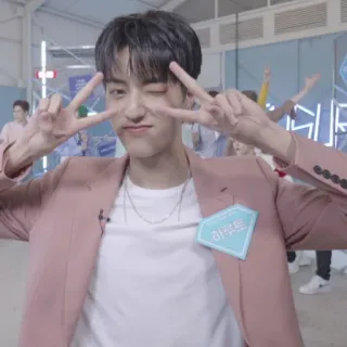 ⚔ kpop, idol, signo de la paz, traje rosa, guapo telegram sticker