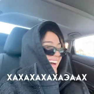 🎈 ХАХАХАХАХАХАЗААХ femme, souriante, intérieur, lunettes de soleil, sweat à capuche, rire, selfie telegram sticker