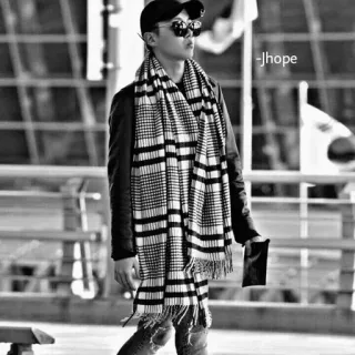 💎 J-Hope -JHope J-Hope, шарф, солнцезащитные очки, k-pop, музыка, человек, черно-белый telegram sticker