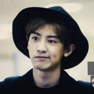 🌙 Chanyeol Chanyeol, Kpop, cantor, chapéu preto, moda aeroporto, celebridade telegram sticker