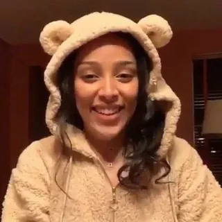 🐚 femme, ours, sweat à capuche, sourire, portrait, intérieur telegram sticker