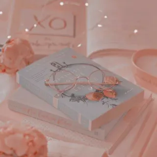 ✨ sophie lark Buch, Brille, Ästhetik, Bookstagram, Stillleben, Blumen telegram sticker