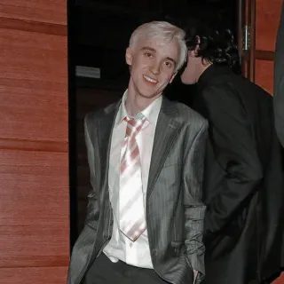🪐 Draco Malfoy Harry Potter Draco Malfoy, Tom Felton, terno, Harry Potter, ator telegram sticker