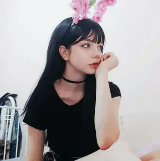 🦉 Mädchen, Porträt, junge Frau, schwarze Haare, rosa Blumen telegram sticker