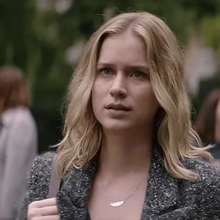 🤨 Frau, blonde Haare, Porträt, Person, weiblich telegram sticker