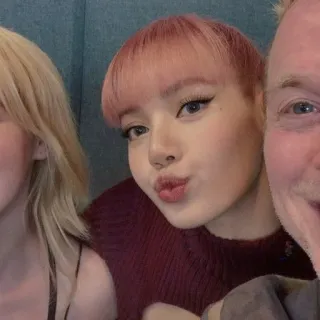✨ Lisa (Blackpink) Lisa, Blackpink, Selfie, Frau, K-Pop, Gruppenfoto, pinke Haare telegram sticker