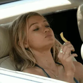 🗞 loira, mulher, comendo, batatas fritas, carro, comida, lanche telegram sticker