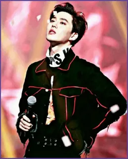 📍 SKY cantante, micrófono, escenario, kpop, actuación, hombre, concierto telegram sticker