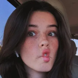 ✨ mujer, morena, pecas, retrato, selfi, persona, femenina telegram sticker