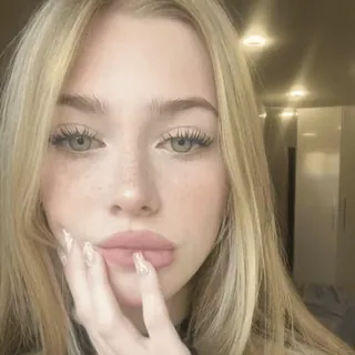🧺 @waigif blonde, woman, selfie, beauty, portrait, fashion, aesthetic, model telegram sticker