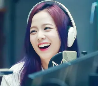 😂 Jisoo человек, женщина, наушники, улыбается, корейский, певец, k-pop telegram sticker