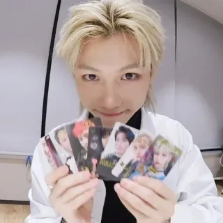 🌟 人物, 男人, 肖像, 拿着卡片 whatsapp sticker