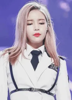🍭 ผู้หญิง, ภาพเหมือน, ผมบลอนด์, ผมสีชมพู, เนคไท, ชุดขาว, เคป็อป, เอเชีย telegram sticker