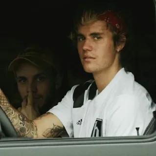 🦋 Justin Bieber selebriti, penyanyi, pria, tato, bandana merah, mobil, bieber whatsapp sticker
