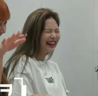 🤙 женщина, смеющаяся, улыбающаяся, счастливая, k-pop, человек, женский, портрет whatsapp sticker