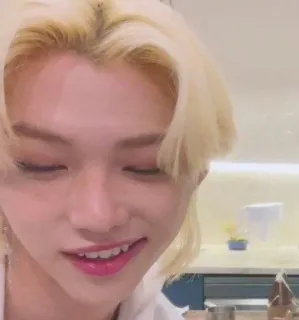 😏 Felix kpop, stray kids, idol, smile, blonde hair, singer telegram sticker