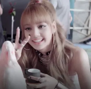✌️ Lisa K-pop, Cantora, Sinal de paz, Mulher, Ídolo, Blackpink telegram sticker
