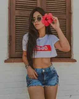 🎶 1980 femme, fleur, mode, style, portrait, lunettes de soleil, shorts telegram sticker