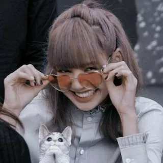 🎶 Lisa kpop, 音楽, 女性, 歌手, 有名人, メガネ, 猫の像, 笑顔 telegram sticker