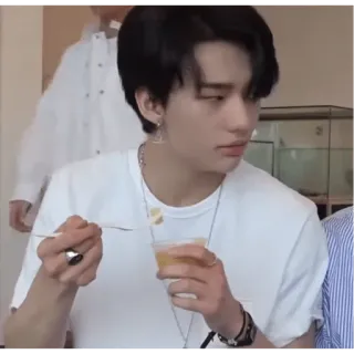 😒 homme, k-pop, asiatique, mâle, manger, personne telegram sticker
