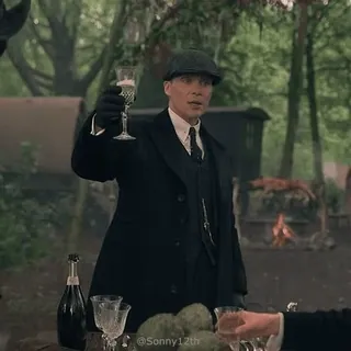 🍾 Thomas Shelby Peaky Blinders serie de televisión, gánster, brindis, salud, traje, Cillian Murphy telegram sticker