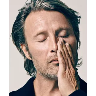 😢 Mads Mikkelsen 俳優, ポートレート, 男性, 目を閉じた, 手 telegram sticker
