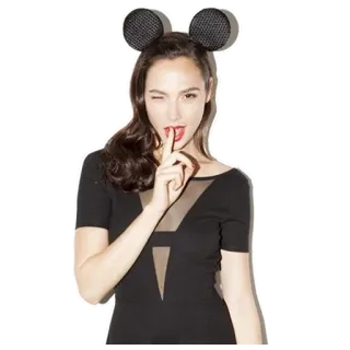 😉 mujer, guiño, vestido, dedo, orejas whatsapp sticker