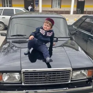 🤐 Hasbulla Magomedov Hasbulla, niño, coche, niño, Daguestán, Rusia whatsapp sticker