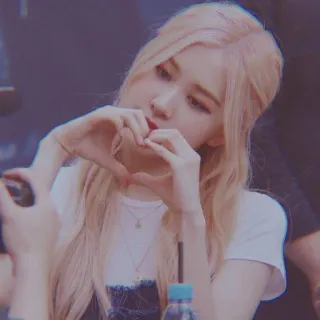 🐿️ kpop, idol, cantante, gesto del cuore, rosa, capelli biondi, persona telegram sticker