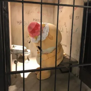 🐻 personnage de dessin animé, triste, prison, prison, derrière les barreaux, dessert, mignon telegram sticker