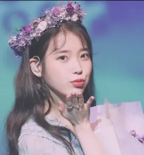 😗 IU IU, K-pop, cantante, corona di fiori, coreana, celebrità, bacio telegram sticker