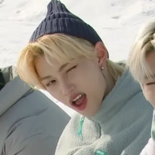 😉 Felix kpop, stray kids, felix, piosenkarz, mężczyzna, blond włosy, mruganie telegram sticker