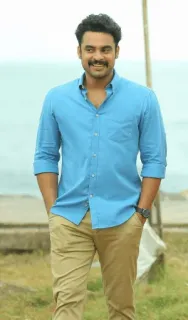 😃 hombre, camisa azul, pantalón caqui, de pie, mar, cielo, retrato, indio, guapo, exterior telegram sticker