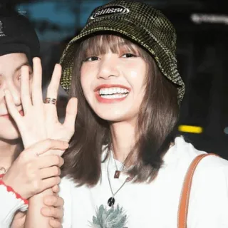 🌿 Lisa женщина, улыбается, шляпа, мода, знаменитость, k-pop telegram sticker