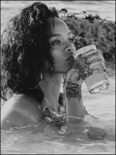 🗝 Rihanna Rihanna, cantora, celebridade, mulher, praia, bebendo telegram sticker