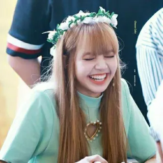 🥺 Lisa Lisa, Blackpink, Kpop, cantante, corona de flores, sonriendo telegram sticker