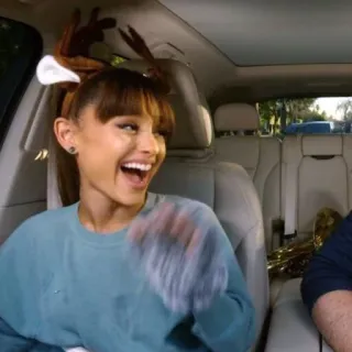 😄 Ariana Grande cantor, atriz, rena, natal, feliz whatsapp sticker