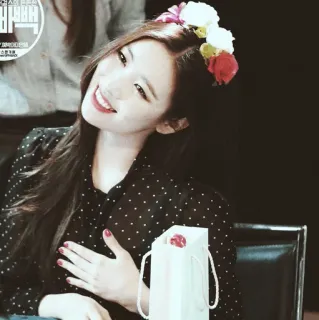🕊 mujer, sonriendo, flores, diadema, retrato telegram sticker