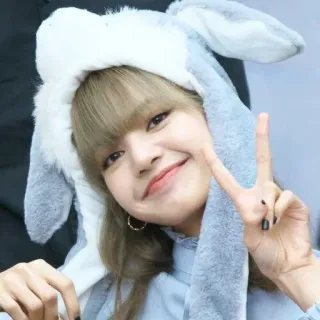 🐬 Lisa femme, idole, K-Pop, chapeau lapin, signe de paix, pop coréenne, souriant telegram sticker
