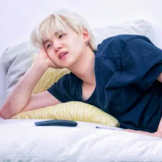 😒 사람, 남자, 누워있는, 휴식, 베개, 텔레비전 리모컨 whatsapp sticker